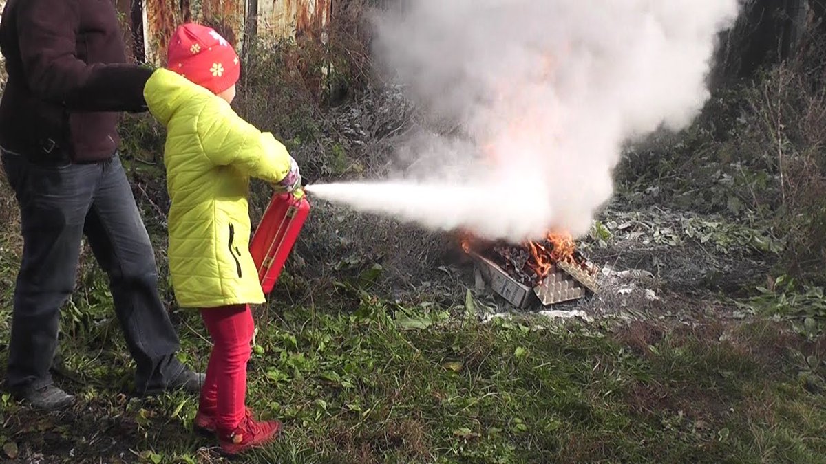 Как научить ребенка пользоваться огнетушителем?