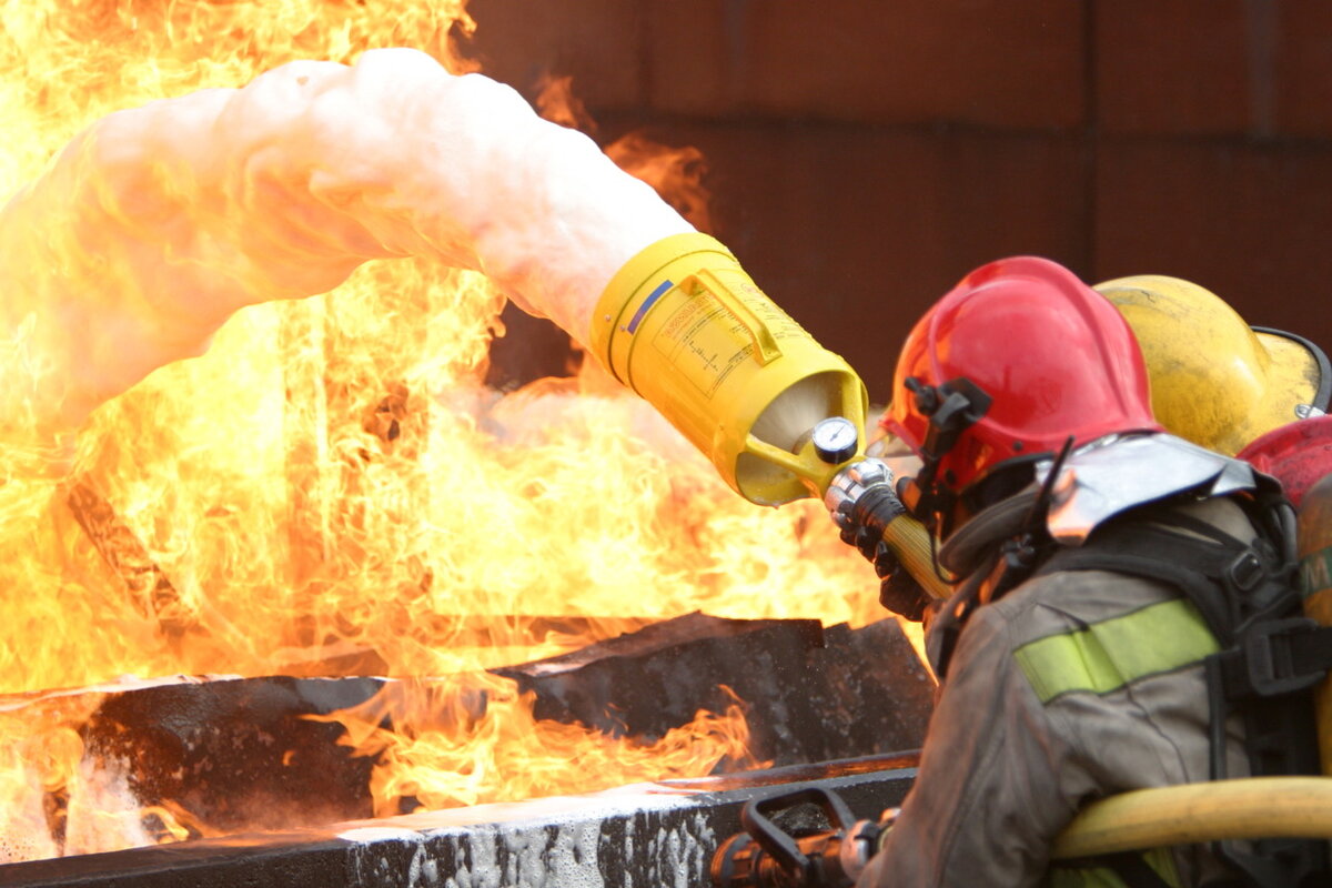 Огнетушащие вещества для борьбы с особо опасными пожарами, такими как химические или нефтеперерабатывающие предприятия